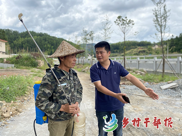 郭梅峰（右一）与村已协商修路征土问题2.jpg