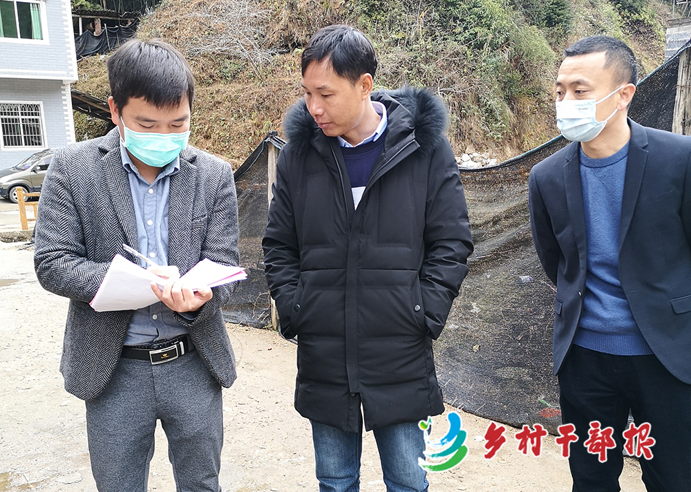 傅海明（左）在村里走访2.jpg