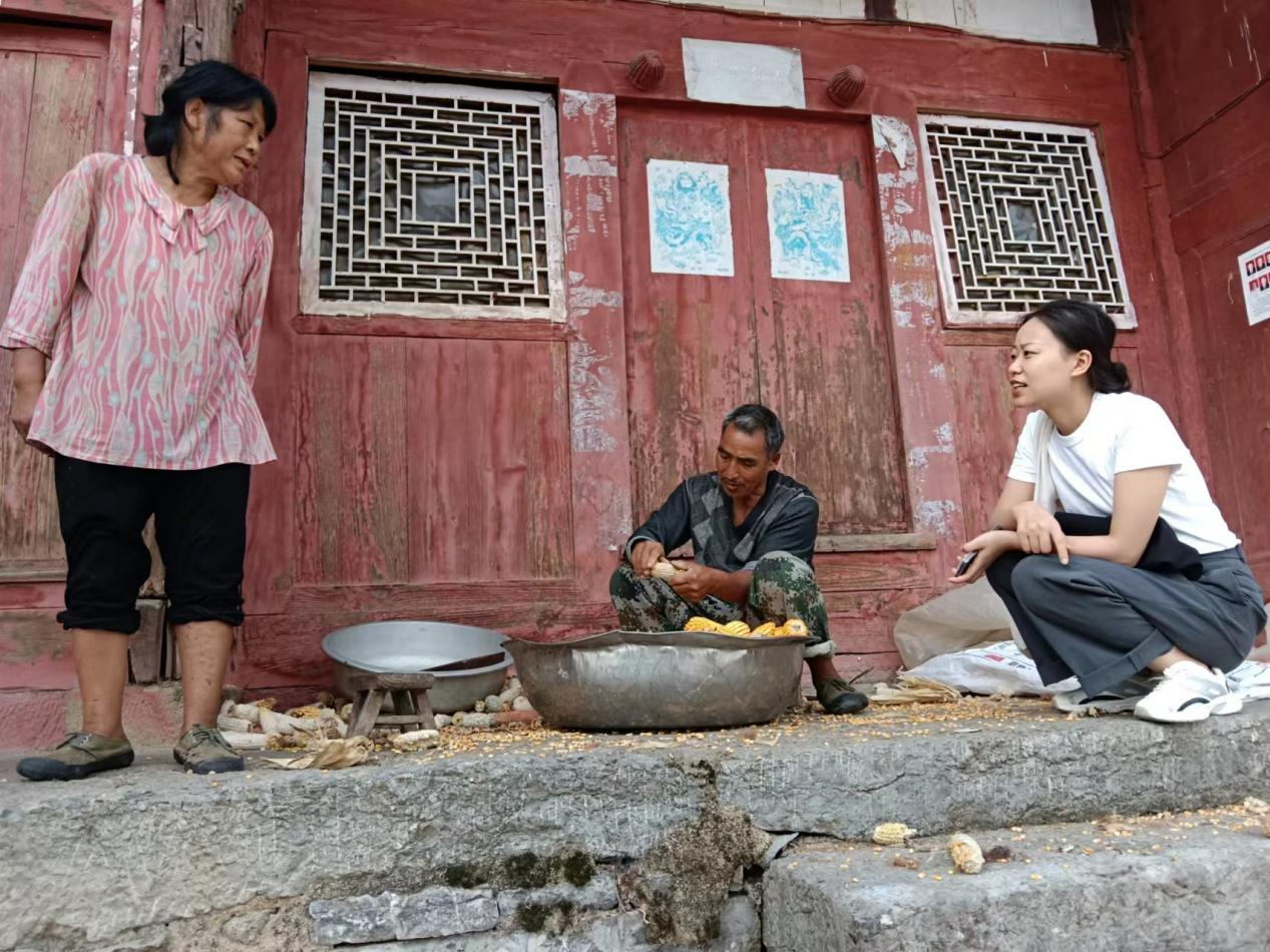 袁霜（右）走访村里的残疾人家庭。（瓮安县委组织部供图）.png