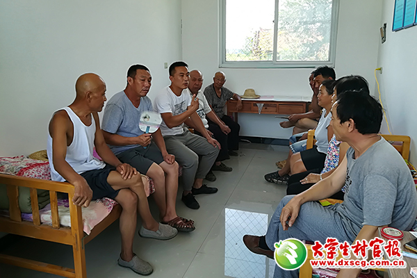 胡东东(左三)与村干部和老党员促膝谈心。2.jpg