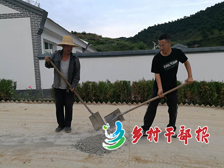 郭文东(右)和村民一起在新房施工现场劳动。2.jpg