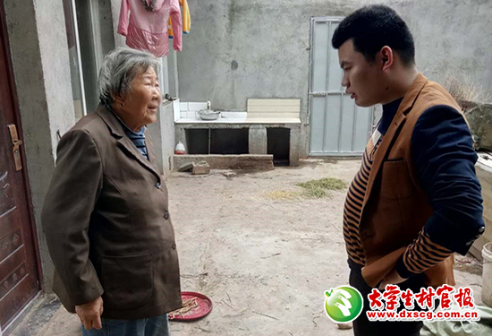 赵国翔（右）看望赵国凤的母亲。2.jpg