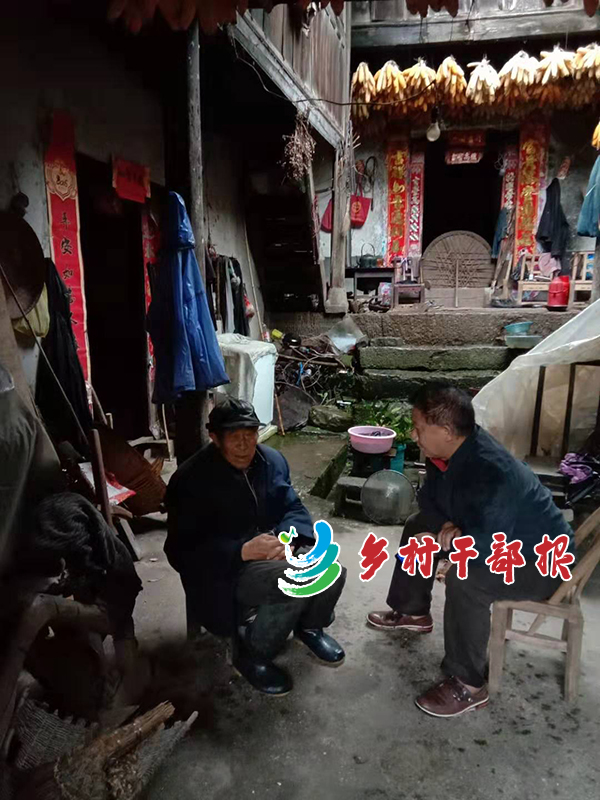 2018年9月16日，赵明永（右）第三次到贫困户都仕洲家里劝说拆除老旧危房。2.jpg
