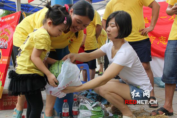 (7月7日，“与爱同行 感恩同在”爱心西瓜助学义卖活动在株洲县向阳广场举行。)