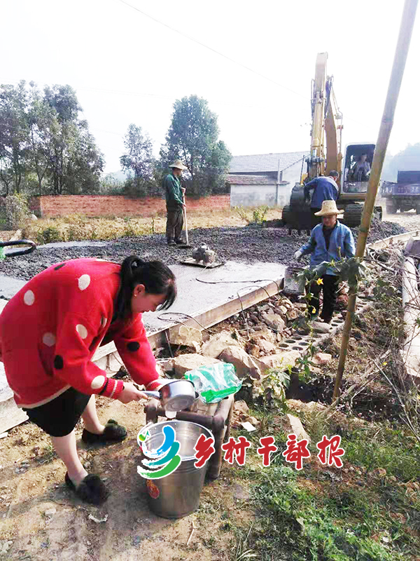11月2日，黄鹤桥村村民给道路施工人员送擂茶2.jpg