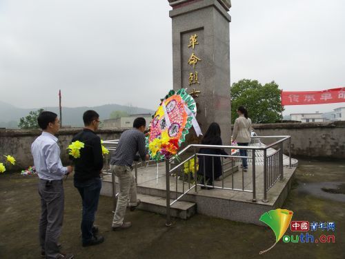 袁州区大学生村官清明祭扫烈士陵园20150404_102551