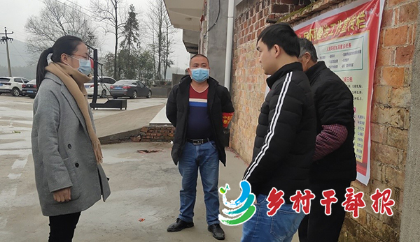 张海艳（左）向村民宣传防控知识2.jpg