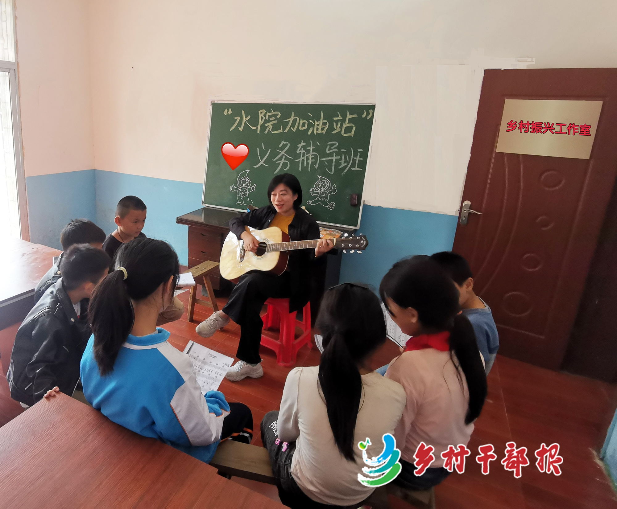 李也杨（中）给村里孩子弹吉他2.jpg
