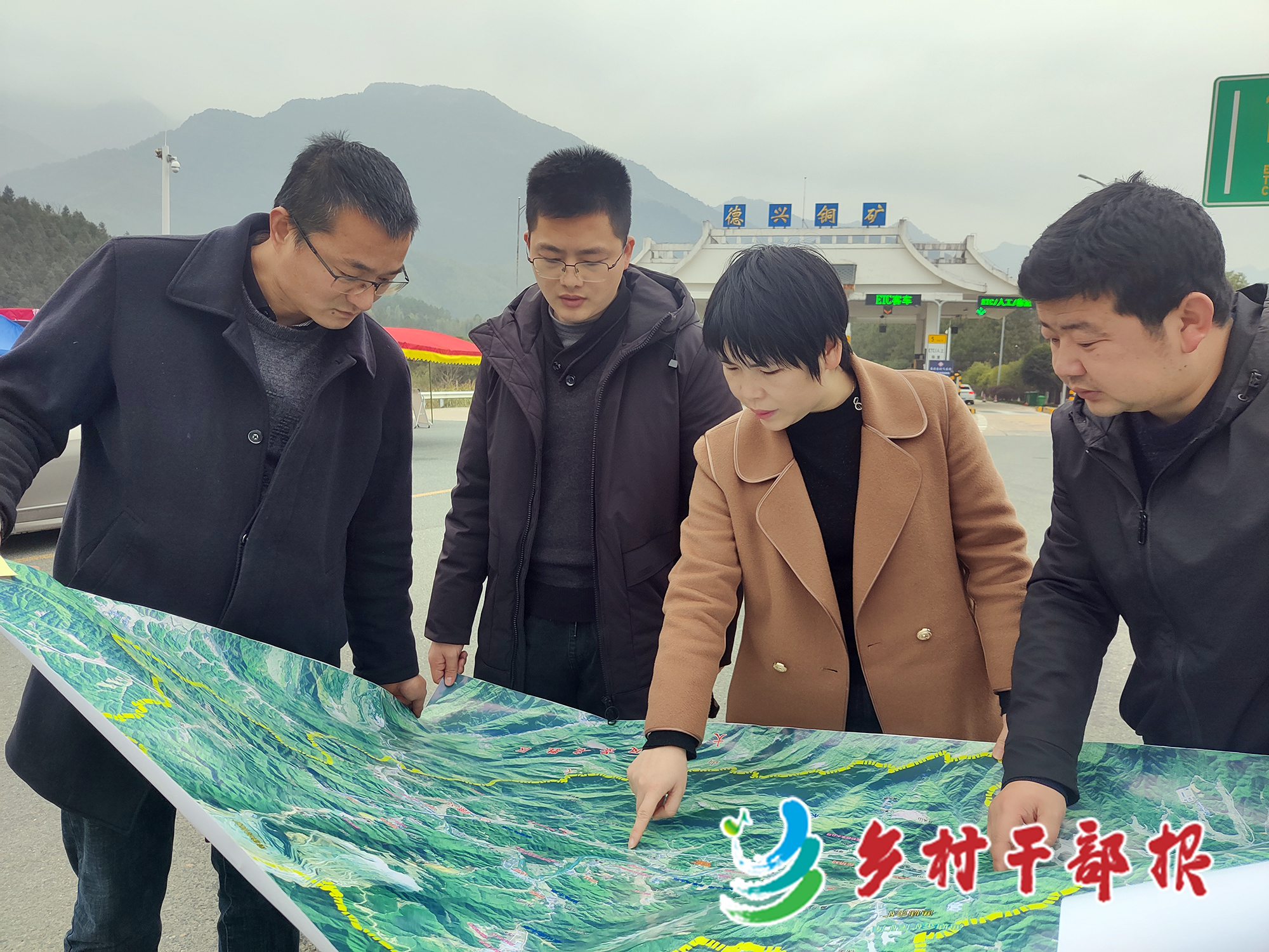 李云云（左三）和镇村干部商量中医药小镇规划。2.jpg