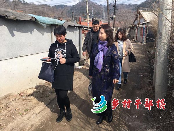 赵丽华（前右）和班子成员走访贫困户。2.jpg