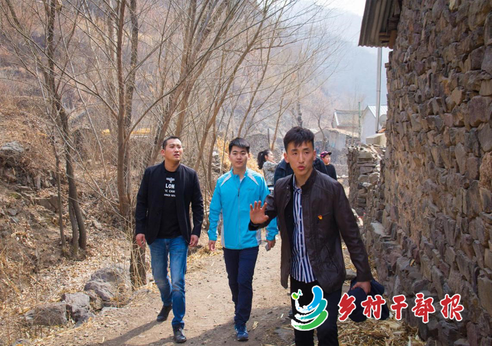 陈浩南（右一）带领企业负责人到村里考察2.jpg