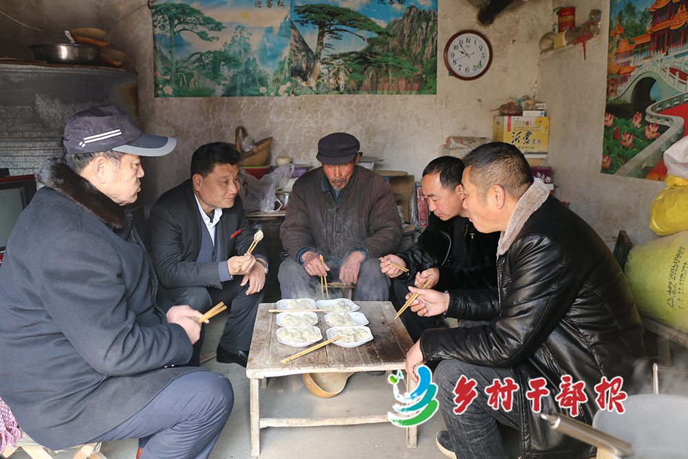 郑长青（左二）和五保户一起吃饺子。 王恩朋摄2.jpg