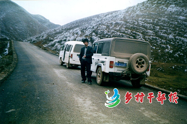 2006年，陈豪的父亲买回了一辆北京吉普。从县城开回家的路上，请朋友拍下这张照片2.jpg
