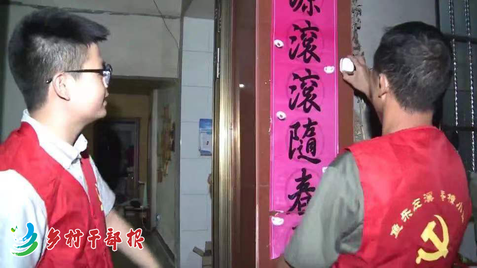 吴俊伟（左）为听障农民安装特殊门铃。2.jpg