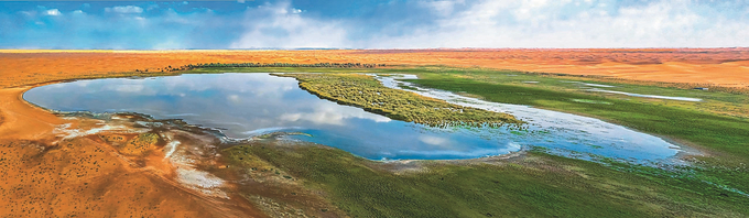 一村一景）腾格里沙漠里的明珠——诺尔图湖.jpg