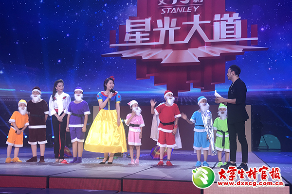 图为程松（左五）和孩子们在央视星光大道上表演节目2.jpg