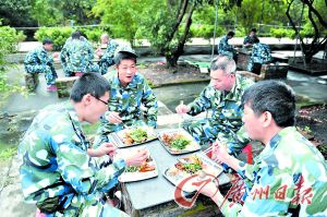 广东省大学生村官教育培训基地，身穿迷彩服的村官们在就餐。记者莫伟浓