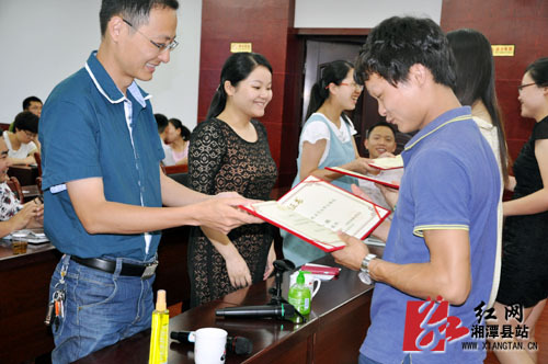湘潭县组织大学生村官开展群众路线知识抢答赛
