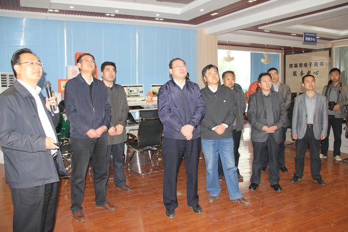 杨志武厅长十分关心陇南电子商务发展，详细询问了培训工作情况。