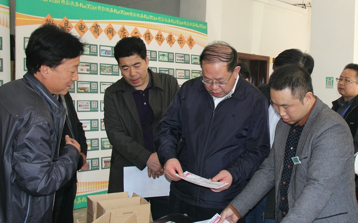 杨志武厅长十分关心陇南电子商务发展，详细询问了培训工作情况。