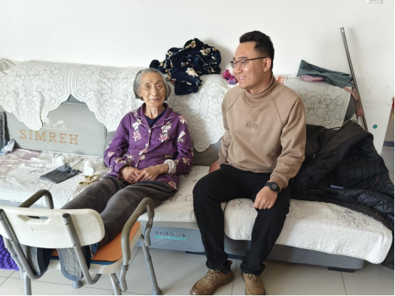 胡鑫（右）到罗奶奶家拉家常。 （ 滨海新区区委组织部供图）.png
