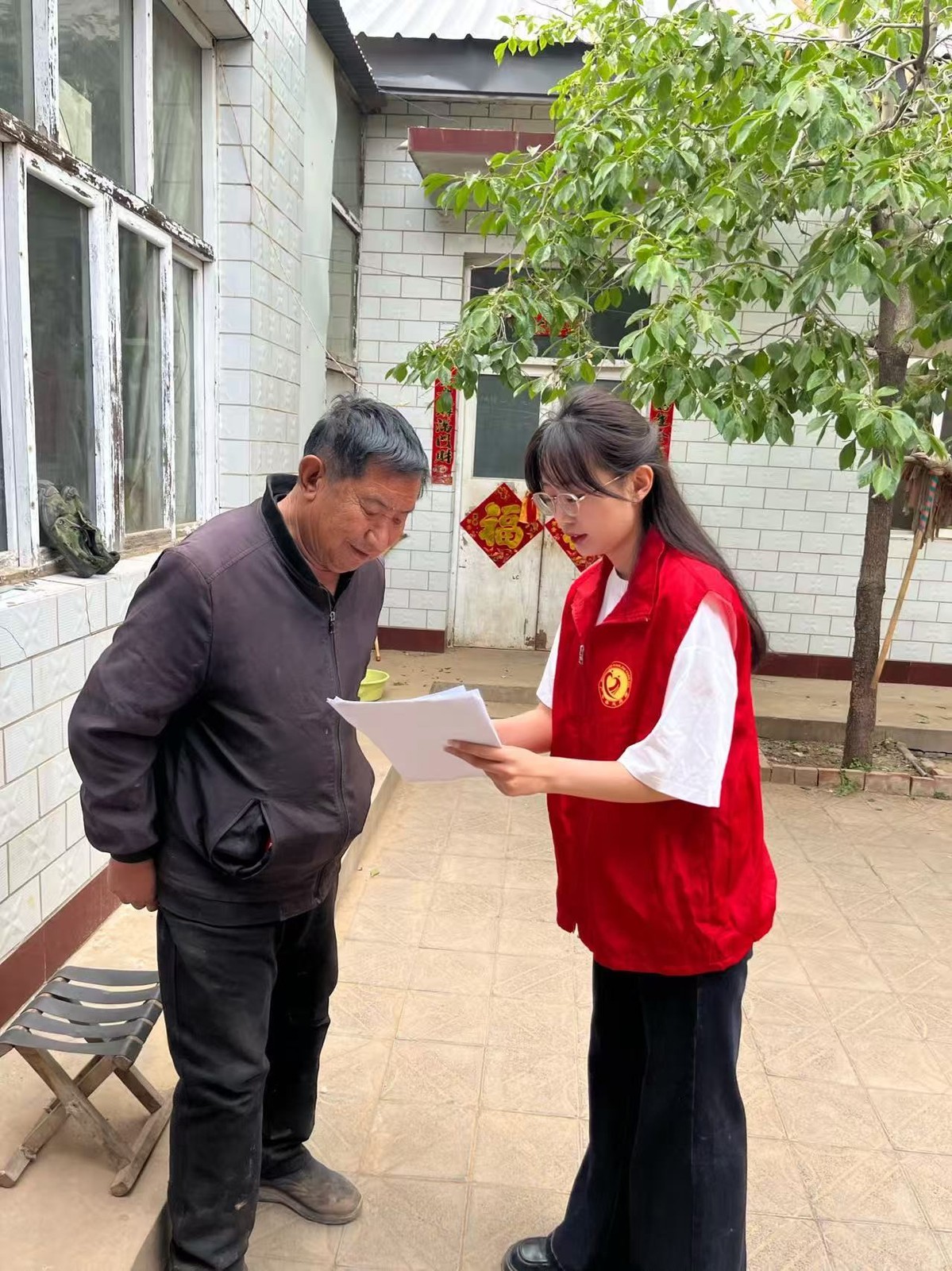 郑茹萍（右）走访脱贫户（兰村村委会供图）.jpg