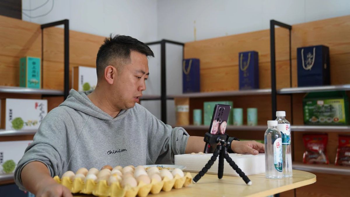汪洋帮村民卖鸡蛋。（浪水村村委会供图）.jpg